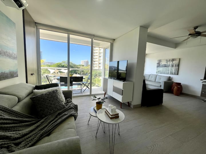 Salón luminoso con vistas abiertas, terraza con vistas, perfecto para descansar y sentir la brisa del Caribe.