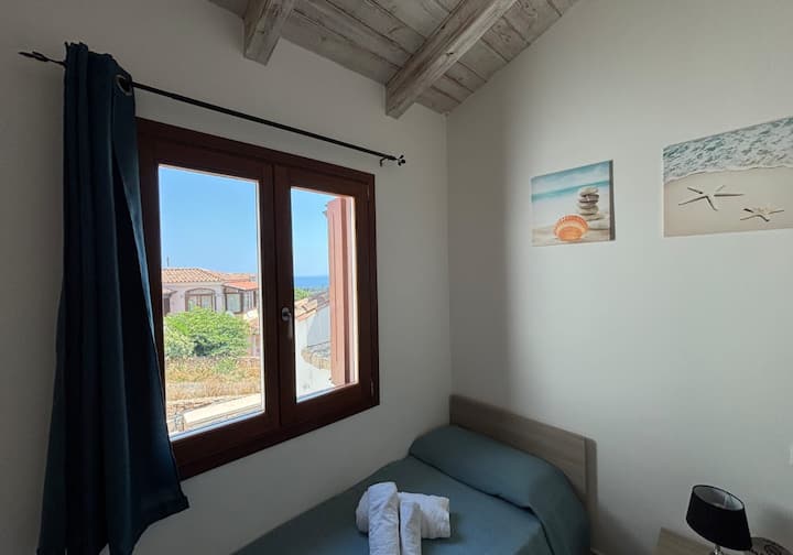 Dhoma e dytë e gjumit ofron gjithashtu të njëjtën pamje fantastike të detit me pamje nga lindja dhe një karrige të ndritshme në çati me plan të hapur që i jep hapësirës një ndjesi të këndshme hapësire.
