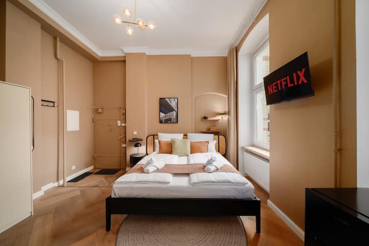 מיטת הקינג סייז שלכם עם מצעים איכותיים במלון מחכה לכם - טרייה ומוכנה להרגיש טוב. מגבת גדולה וקטנה זמינה באופן מסוגנן לכל אורח. נוחות שינה ברמה הגבוהה ביותר!