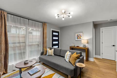 Top Airbnb: Heights/Luxury/King Bed/Nespresso/Walk to Trail/Sleep 4 in Washington Avenue Coalition / Memorial Park
