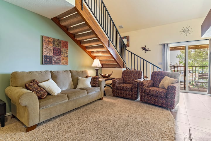 Divano letto matrimoniale. Materasso in memory foam da 4" nuovo di zecca.