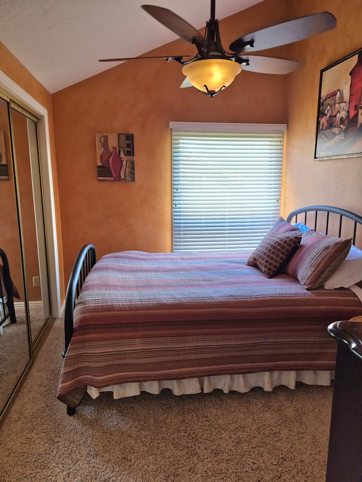 Camera da letto principale al piano nobile, letto matrimoniale, camera da letto adiacente.