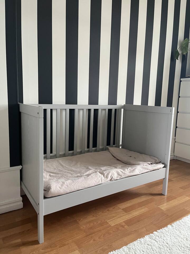 Спална соба 3, лоцирана на втор кат. 
Во собата има детско креветче и кревет од 180 см.
Достапна е ролетна за затемнување. 