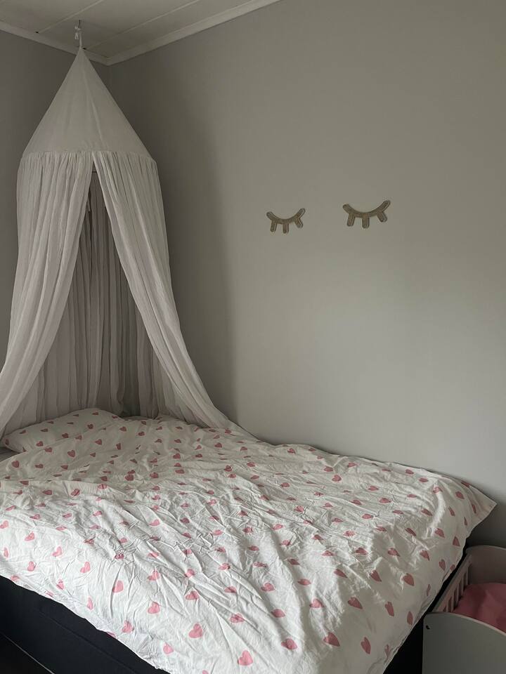 Спална соба 2, лоцирана на втор кат.
Во собата има многу детски играчки и кревет од 120 см. 
Достапна е ролетна за затемнување. 