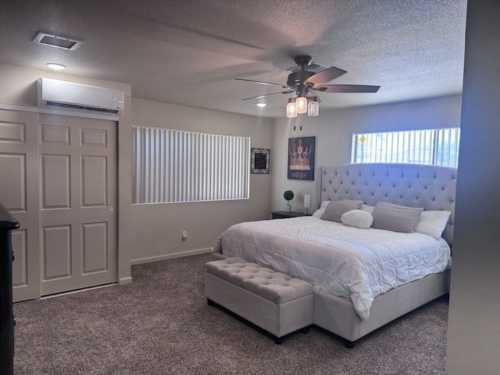 Spálňa 3 s pohodlnou manželskou posteľou a inteligentnou TV. Upozornenie: Žiadny prístup do šatníka.