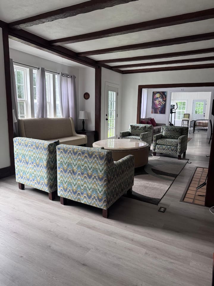 Expansive 10-br Estate W/ Pool & Hot Tub - Memphis, TN