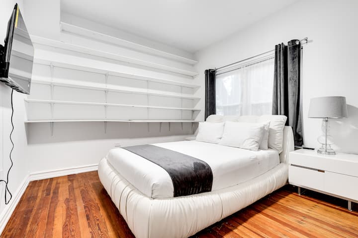 3ème chambre avec lit queen size et toute nouvelle télévision intelligente Roku. Les étagères ont maintenant été retirées. Nous avons mis à jour avec les nouvelles illustrations et nous mettrons à jour une fois que nous aurons pris des photos plus professionnelles. 