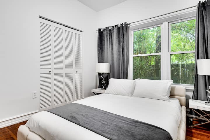 2e chambre avec lit queen size et placards