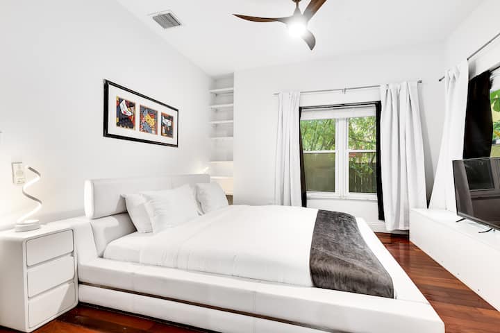 Chambre principale avec un lit king size à l'arrière de la propriété
