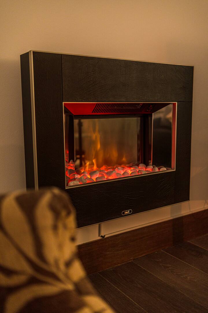 Chimenea eléctrica decorativa: caldea y crea ambiente.
