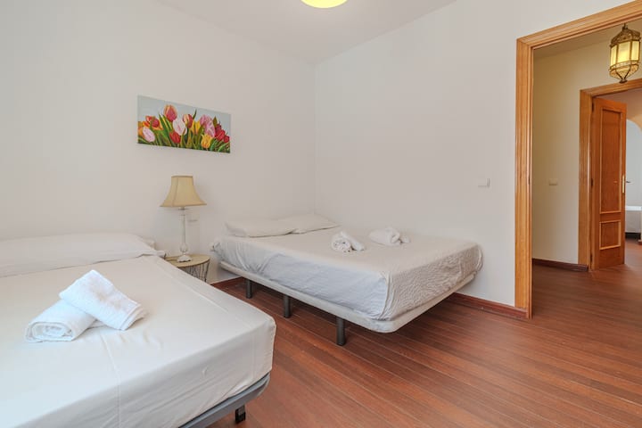 Camas del dormitorio 2 con toallas de bienvenida.
