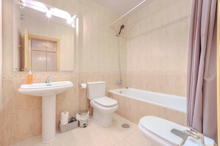 Baño 1 completo con ducha y lavabo.