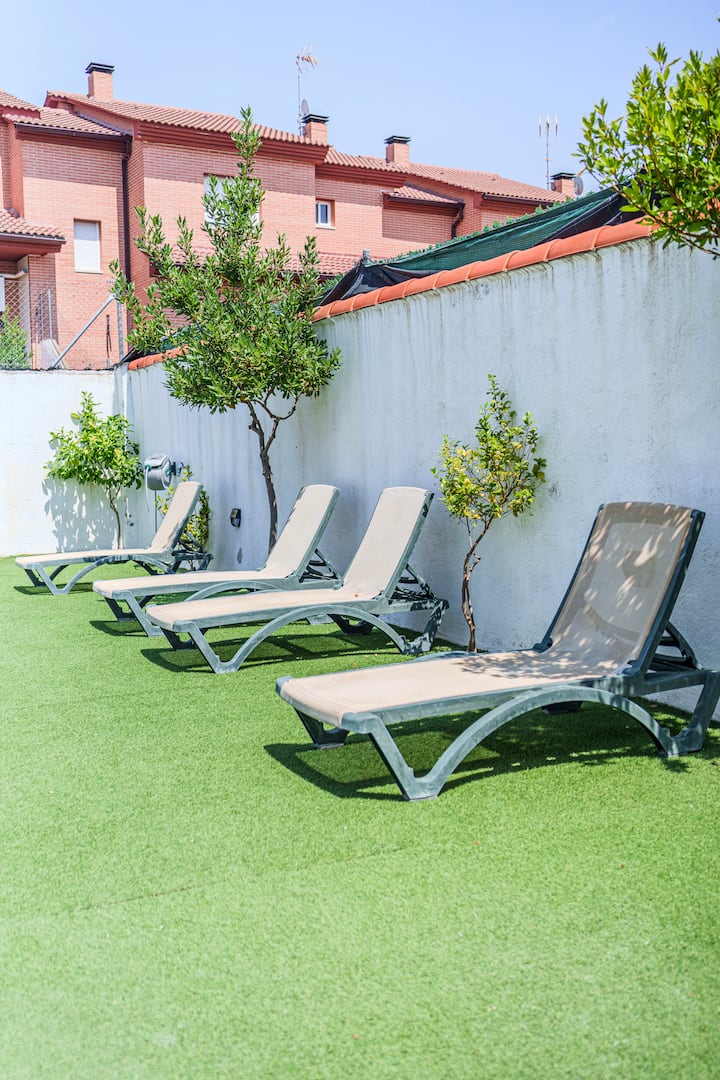 Tumbonas junto al limonero: rincón de relax.