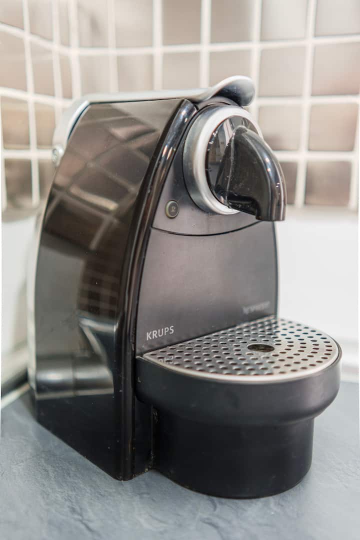 Cafetera de cápsulas lista para el primer café del día.
