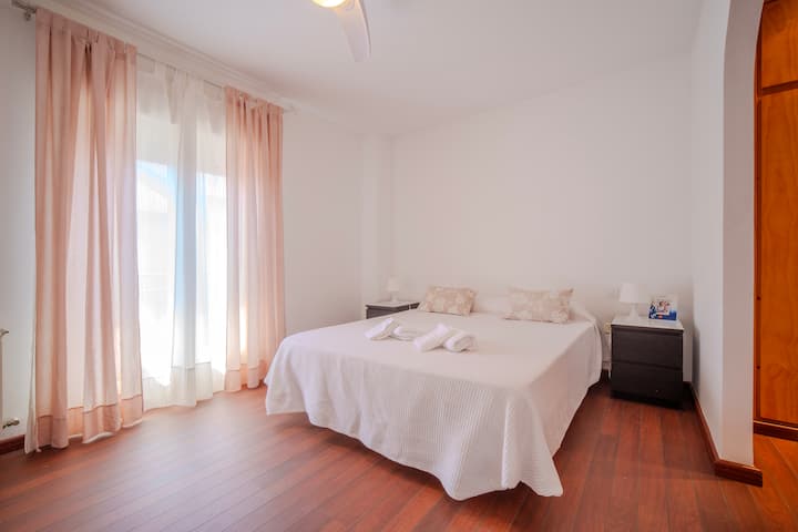 Dormitorio 1 con cama doble y salida a la terraza.