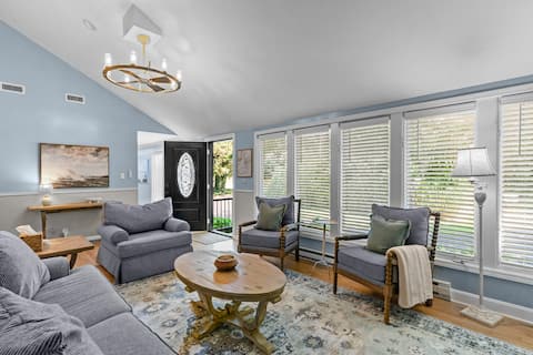 Elegant retreat, 10 min. from Newport, game room!