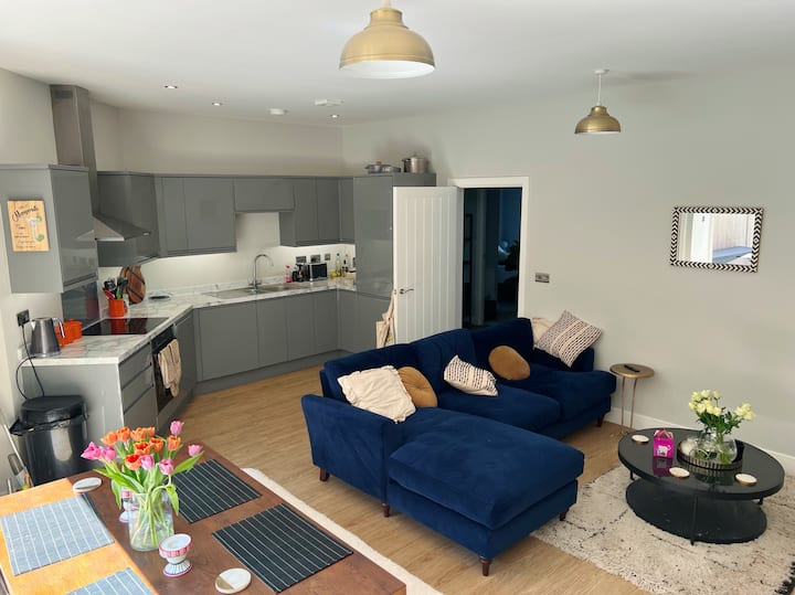 Stylish City Pad With Sunny Terrace - Bristol