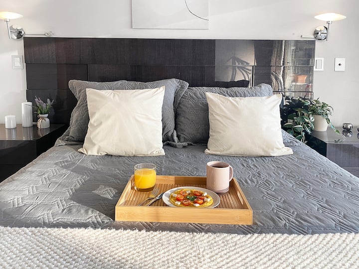 Aussi merveilleuses peuvent être les cartes postales de vos vacances, avec un copieux petit déjeuner au lit et les rayons du soleil donnant de l'éclat à la chambre.