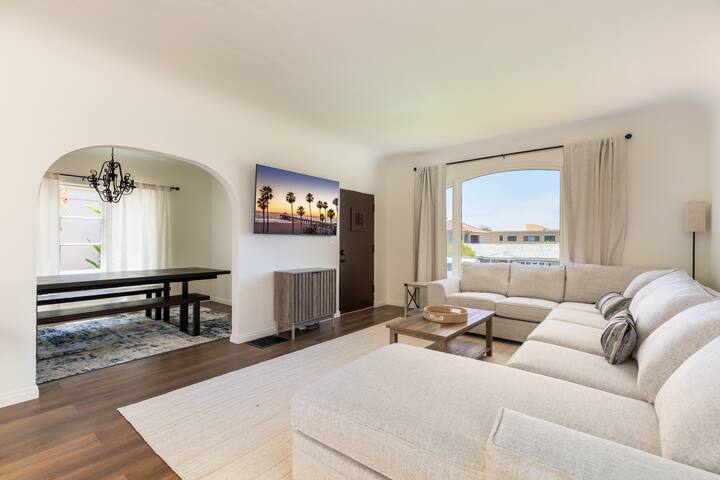 Hot Tub ~ AC ~ Pool Table ~ Walk to Village