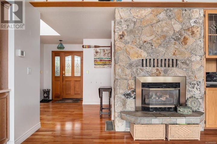 Blue Dolphin Beach House-#4 Cal King/twin Bed - Parksville
