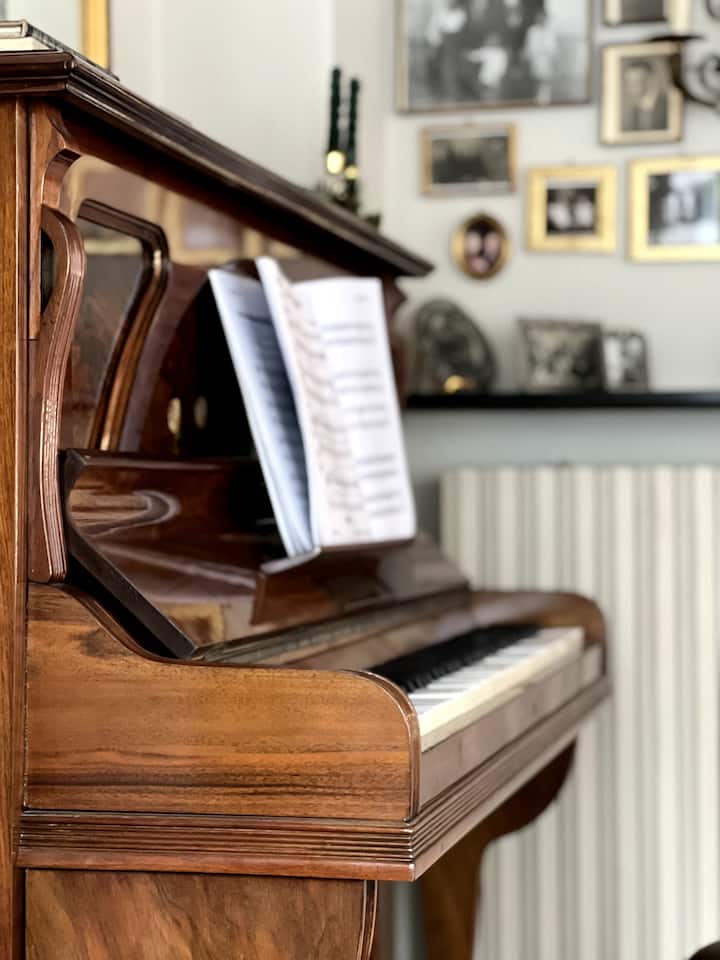 Piano de madera con partituras