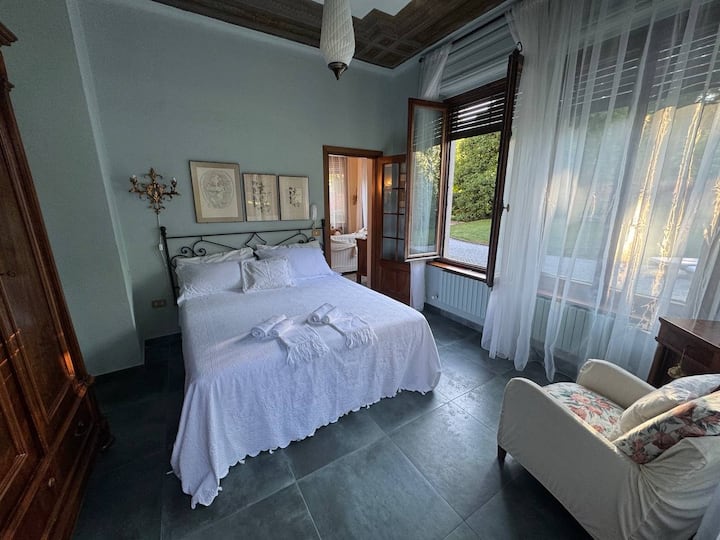 Cama doble con armario de dos puertas, baño personal y salida directa al parque