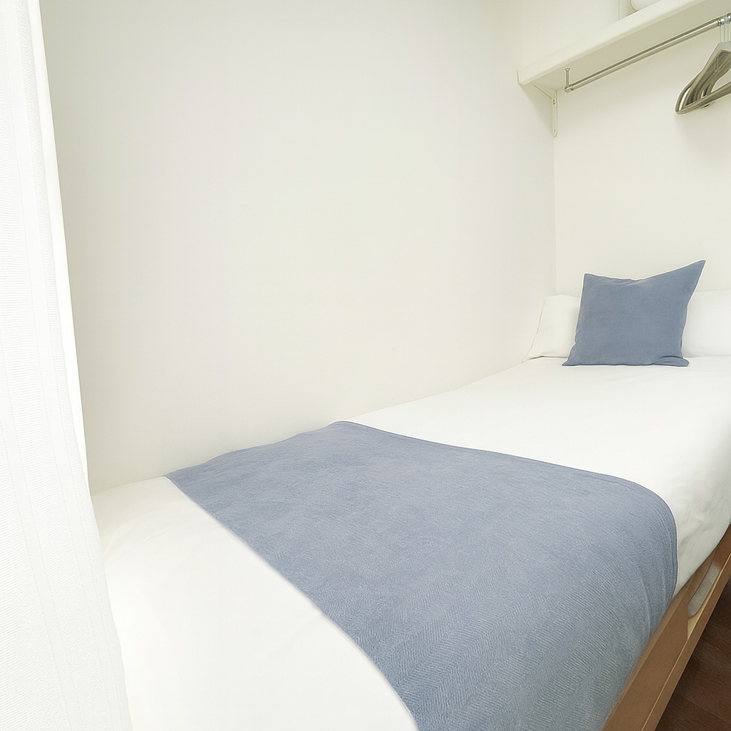 Čist krevet za jednu osobu i krevet za jednu osobu mogu se proširiti u ladicu.