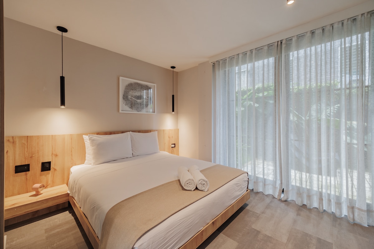 El dormitorio está bien equipado con todo lo necesario para descansar y disfrutar de su estancia. Cuenta con una cómoda cama tamaño queen, ropa de cama de alta calidad y un baño privado, que ofrece privacidad y comodidad para una experiencia relajante.