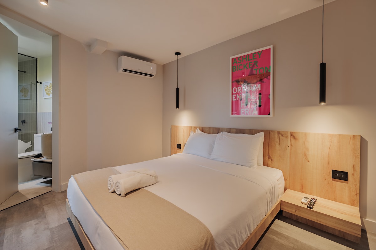 El dormitorio está bien equipado con todo lo necesario para descansar y disfrutar de su estancia. Cuenta con una cómoda cama tamaño queen, ropa de cama de alta calidad y un baño privado, que ofrece privacidad y comodidad para una experiencia relajante.