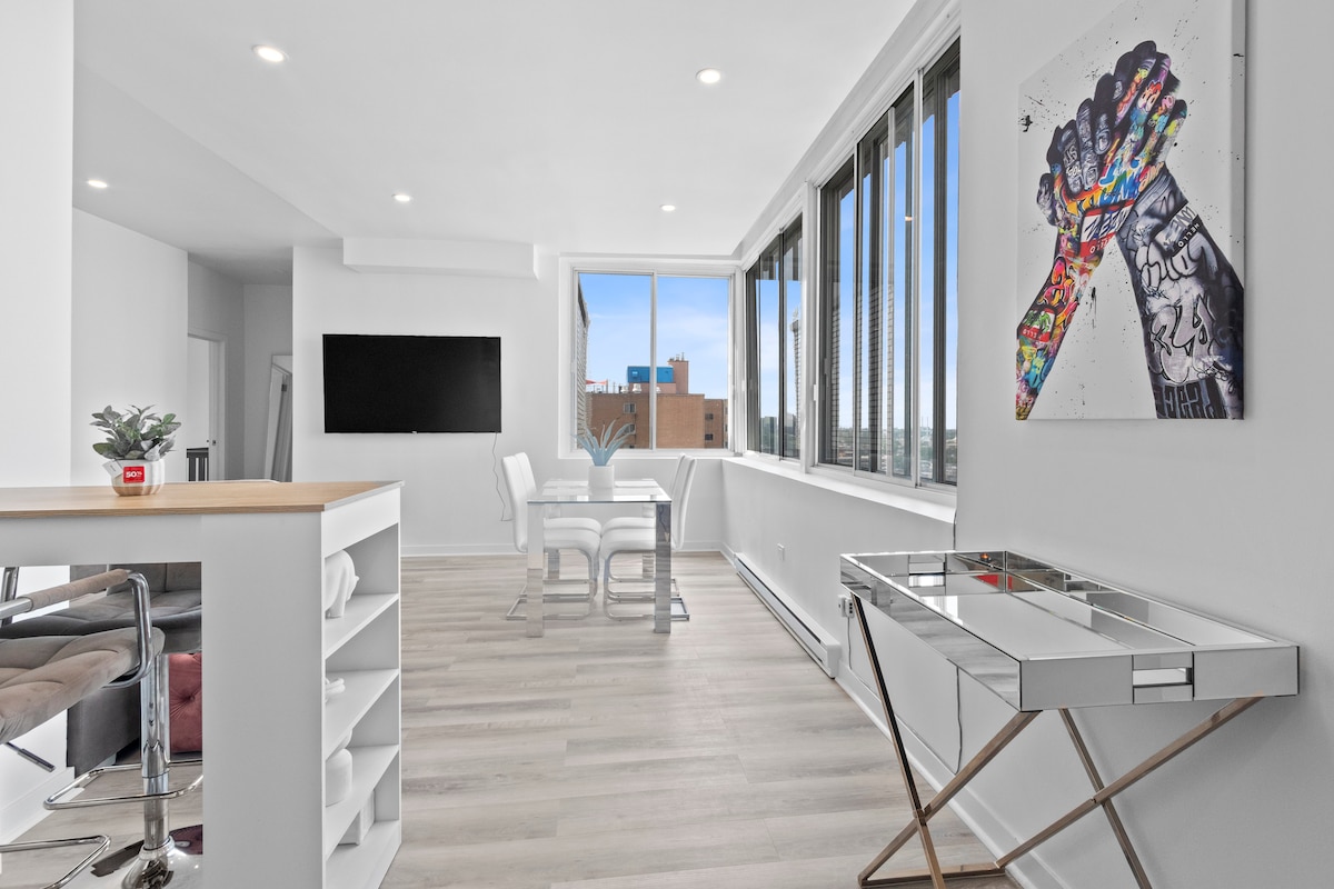 Top-Floor Penthouse • View • Elevator • Parking - Apartments for