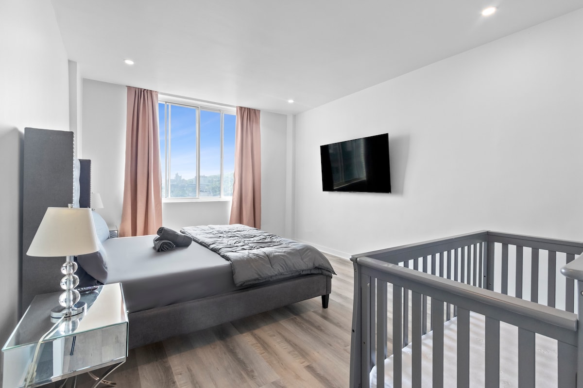 Top-Floor Penthouse • View • Elevator • Parking - Apartments for