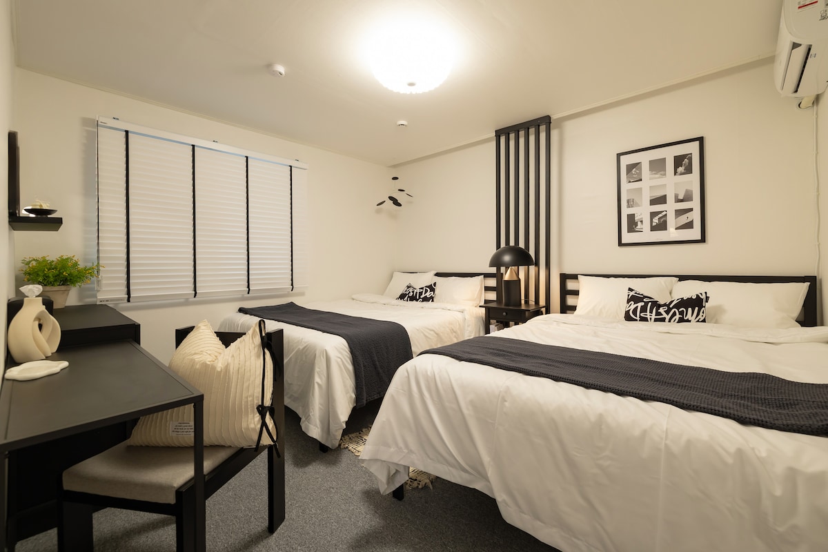 A mund ta ndjesh në fotografi? U përpoqa ta përdor të zezën në dhomën 1 si ngjyrën kryesore për ta bërë atë të duket e thjeshtë. A mund ta ndjesh në fotografi? U përpoqa t 'i jepja një pamje të thjeshtë me ngjyrën e zezë të dhomës 1.