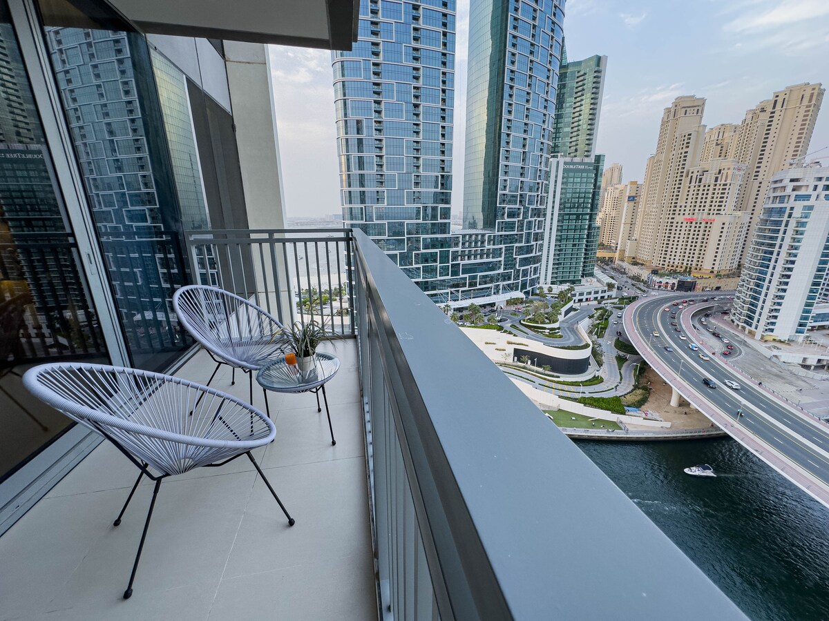 Airbnb performant: Luxury Redefined 1BR Apartment in Emaar 5242 à Al Sufouh Second