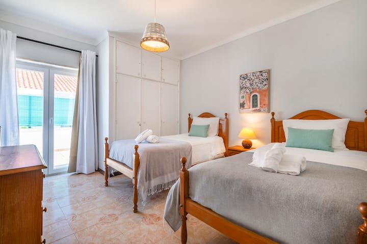 Chumba cha kulala kilicho na vitanda viwili vya mtu mmoja na kabati lililojengwa ndani (hakuna AC kwenye chumba cha kulala).