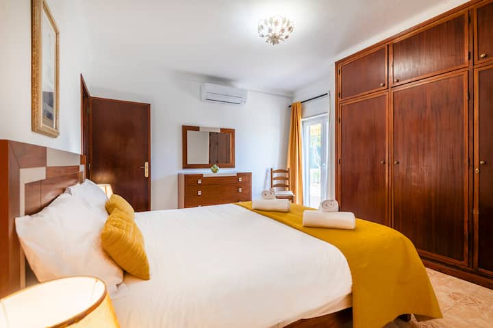 Chumba chenye kitanda cha watu wawili, kabati lililojengwa ndani na AC.