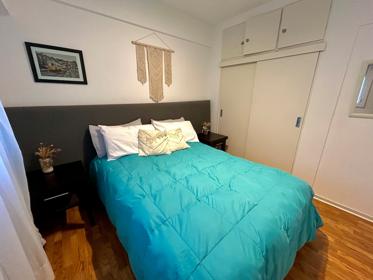 חדר שינה ראשי עם מיטה זוגית, ארון משלו וכספת.