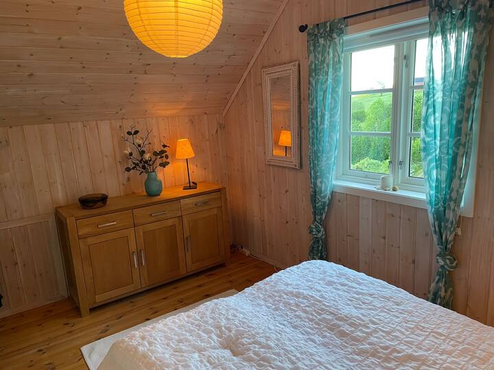 Një nga dy dhomat e gjumit në katin e dytë