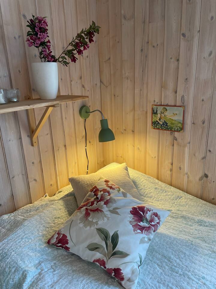 Një nga dy dhomat e gjumit në katin e parë