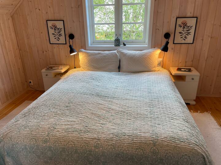 Një nga dy dhomat e gjumit në katin e dytë