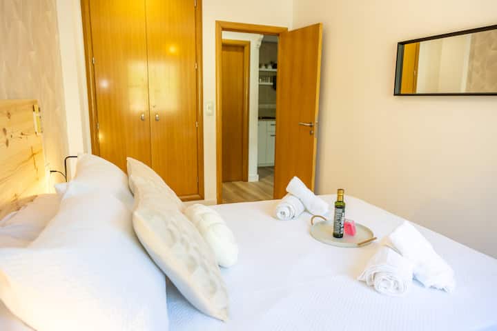 في غرفة النوم، ستجد أيضًا خزانة كبيرة لتنظيم ملابسك أو تخزين أمتعتك