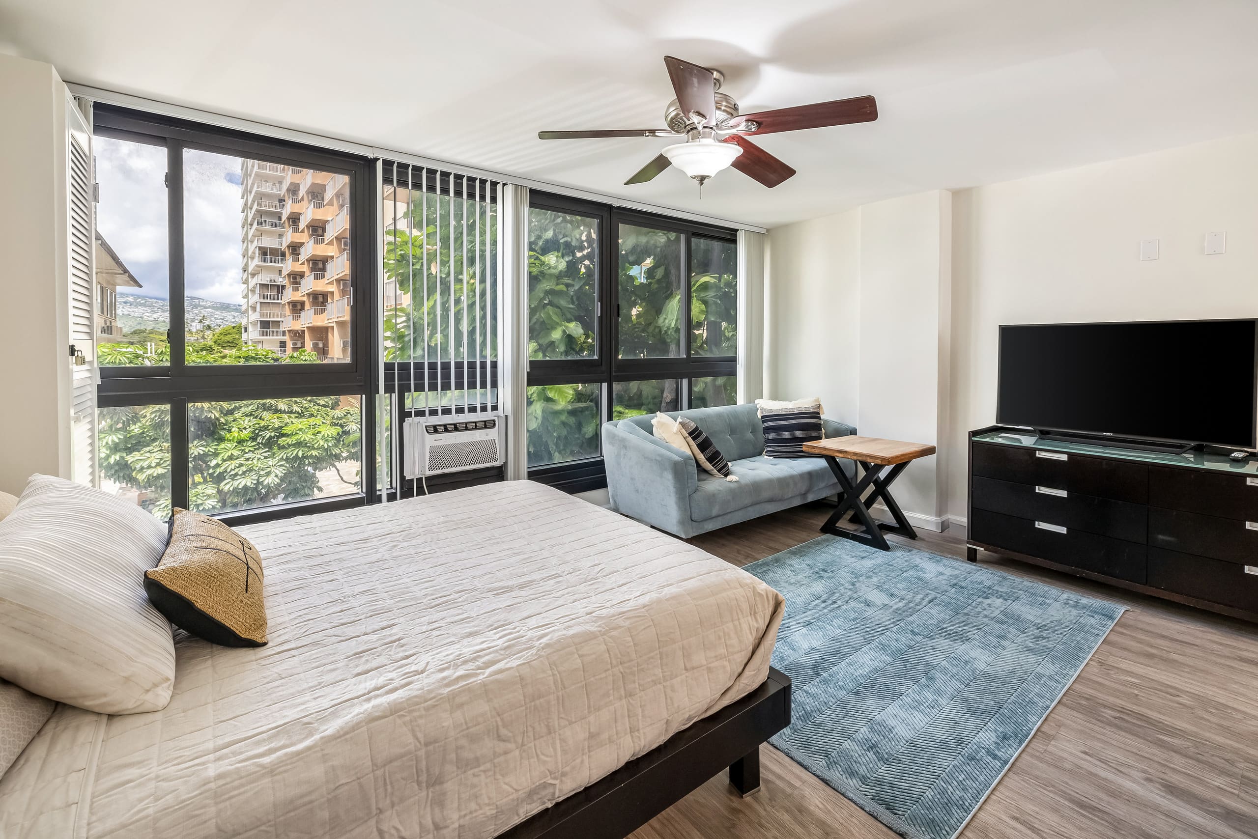 Hideout at the Waikiki Grand Hotel - Image 2