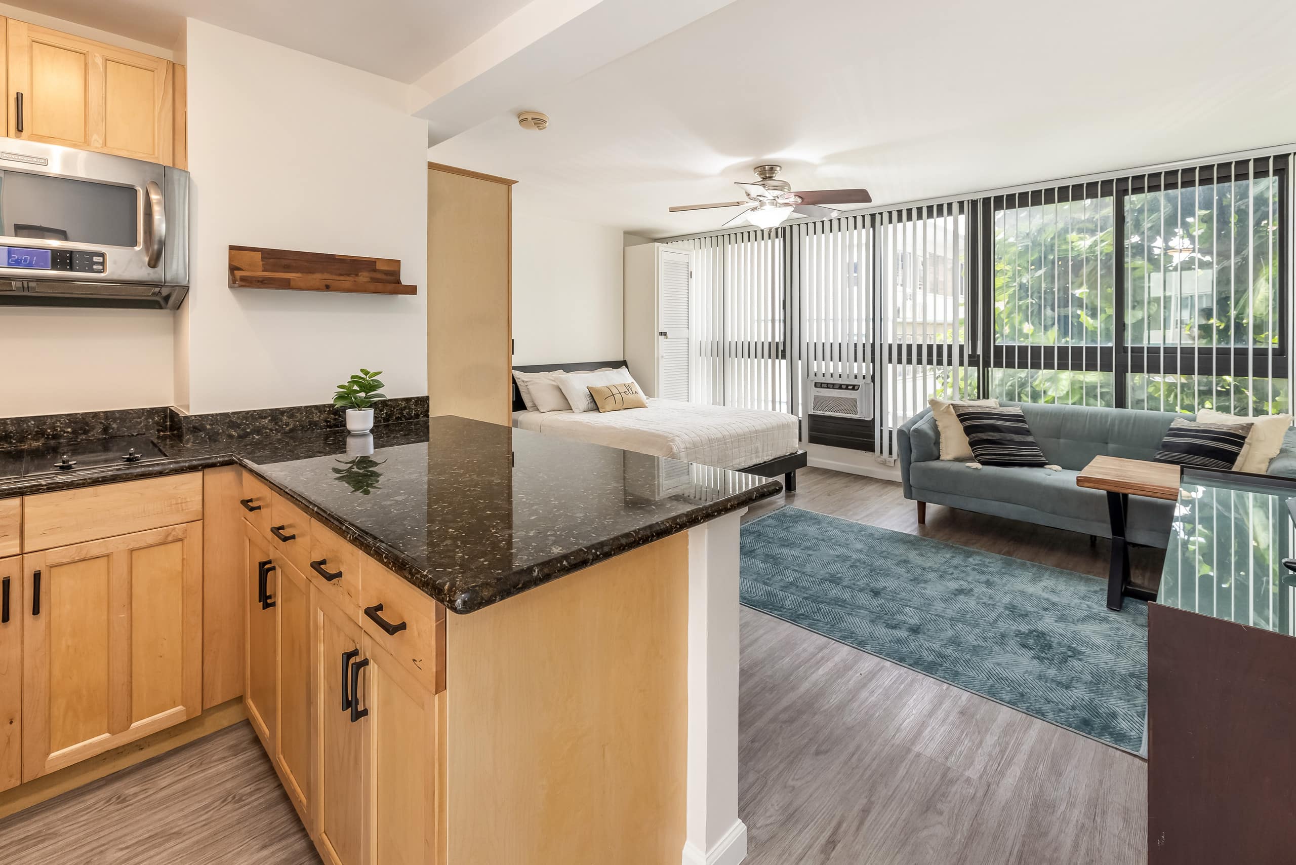 Hideout at the Waikiki Grand Hotel - Image 10