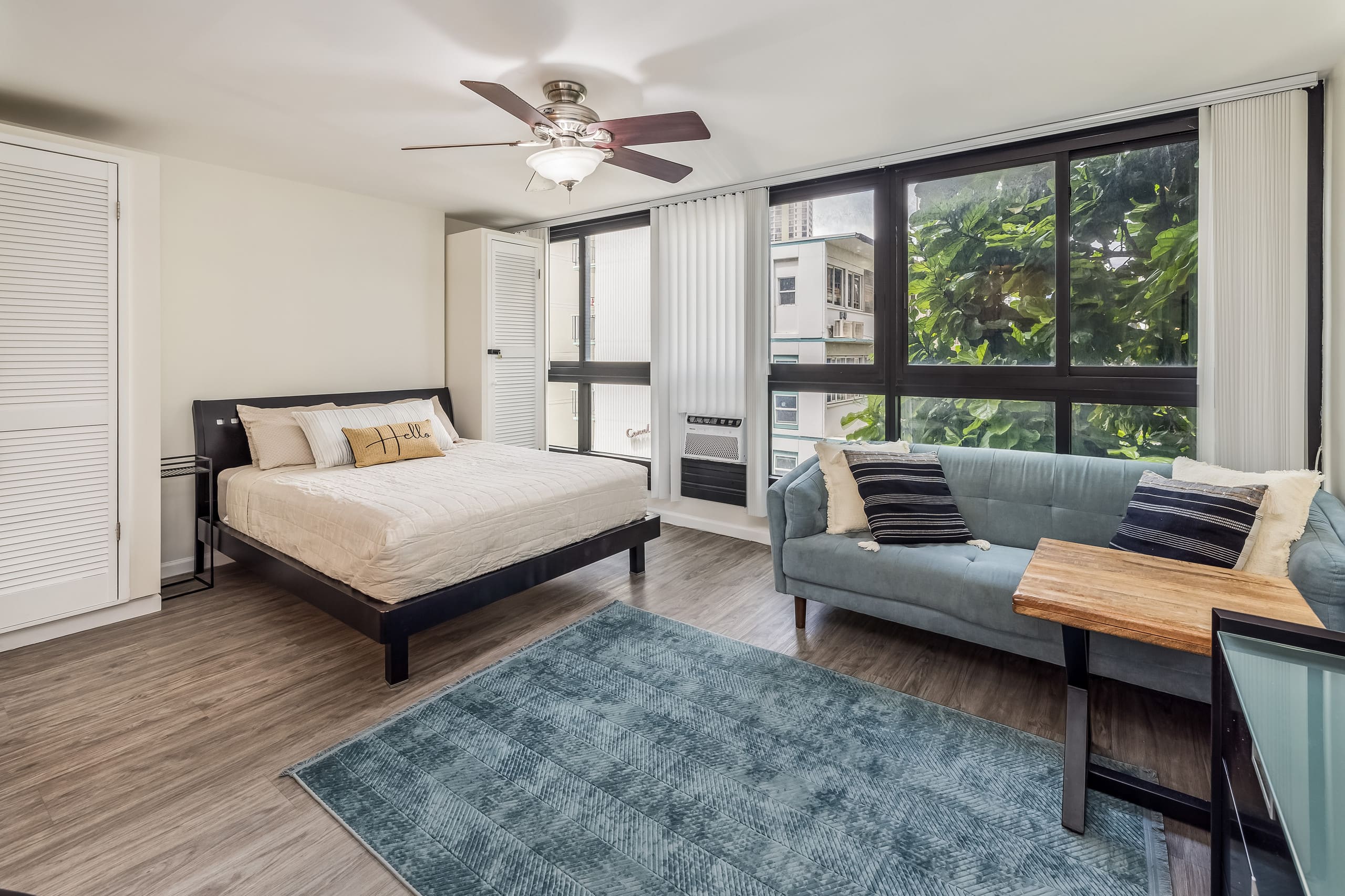 Hideout at the Waikiki Grand Hotel - Image 1