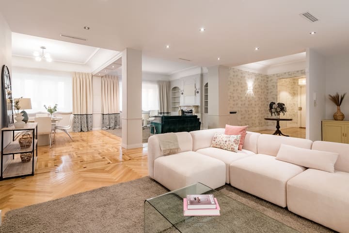 The Royal Elite – Debod Retreat