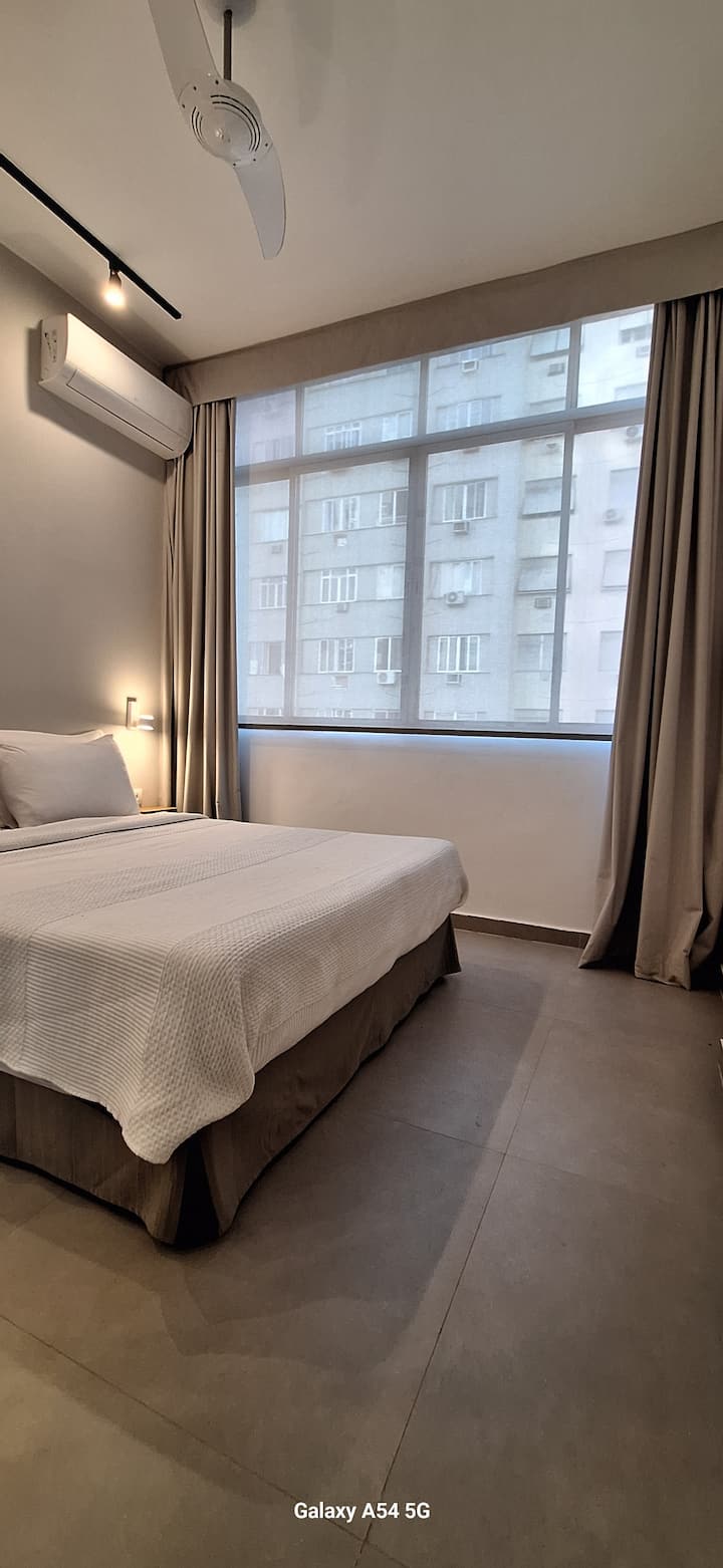 Krevet s madracem na napuhavanje
Split klima-uređaj 12 000 Btu
Također ima ventilator na stropu
Jastuci Plume Touch marke Buddemeyer
Sjenila za zamračivanje
Zavjese za police s električnim mehanizmom