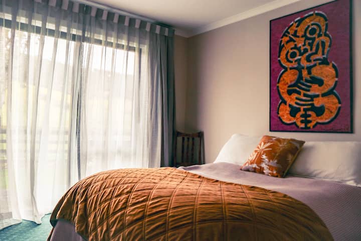 Dormitorio 3: un toque de Kiwiana en toda la casa.