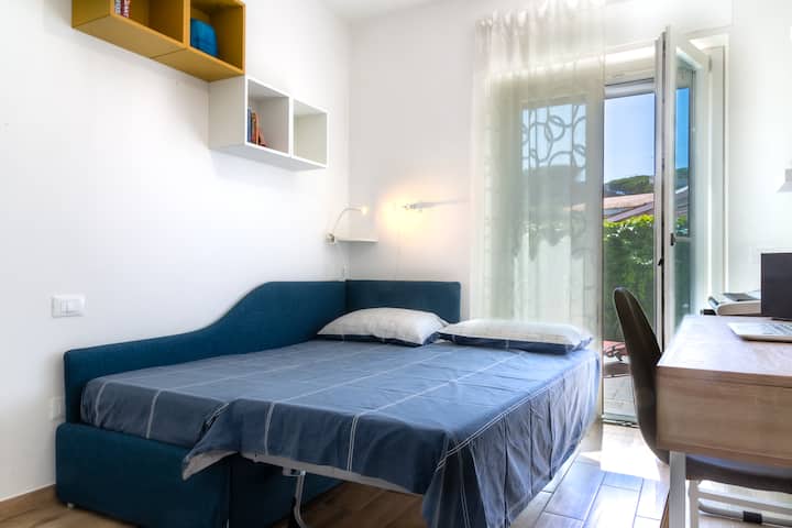 Cama individual + otra cama individual extraíble, escritorio, armario grande y armario. La puerta francesa tiene vistas al jardín. Hay aire acondicionado.