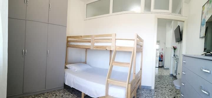 La habitación tiene una litera, individual en la parte superior y francesa en la parte inferior (1 plaza y media).
TV, armario y acceso directo a la gran terraza