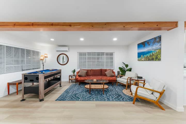 Опуштете се во овој светол, модерен простор за живеење со удобен простор за седење, паметен телевизор и забавна маса за играње за базен или фудбалска топка. Уживајте во јадење со отворен концепт и многу природна светлина совршена за забава или опуштање по денот поминат надвор.