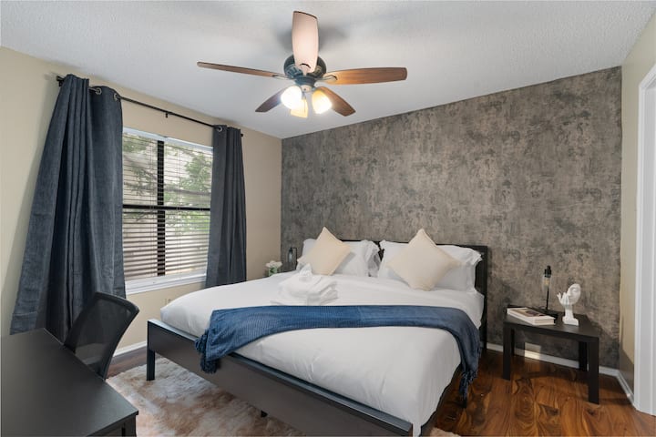 Up To 10 Guests - King Bed - Cedar Park, TX